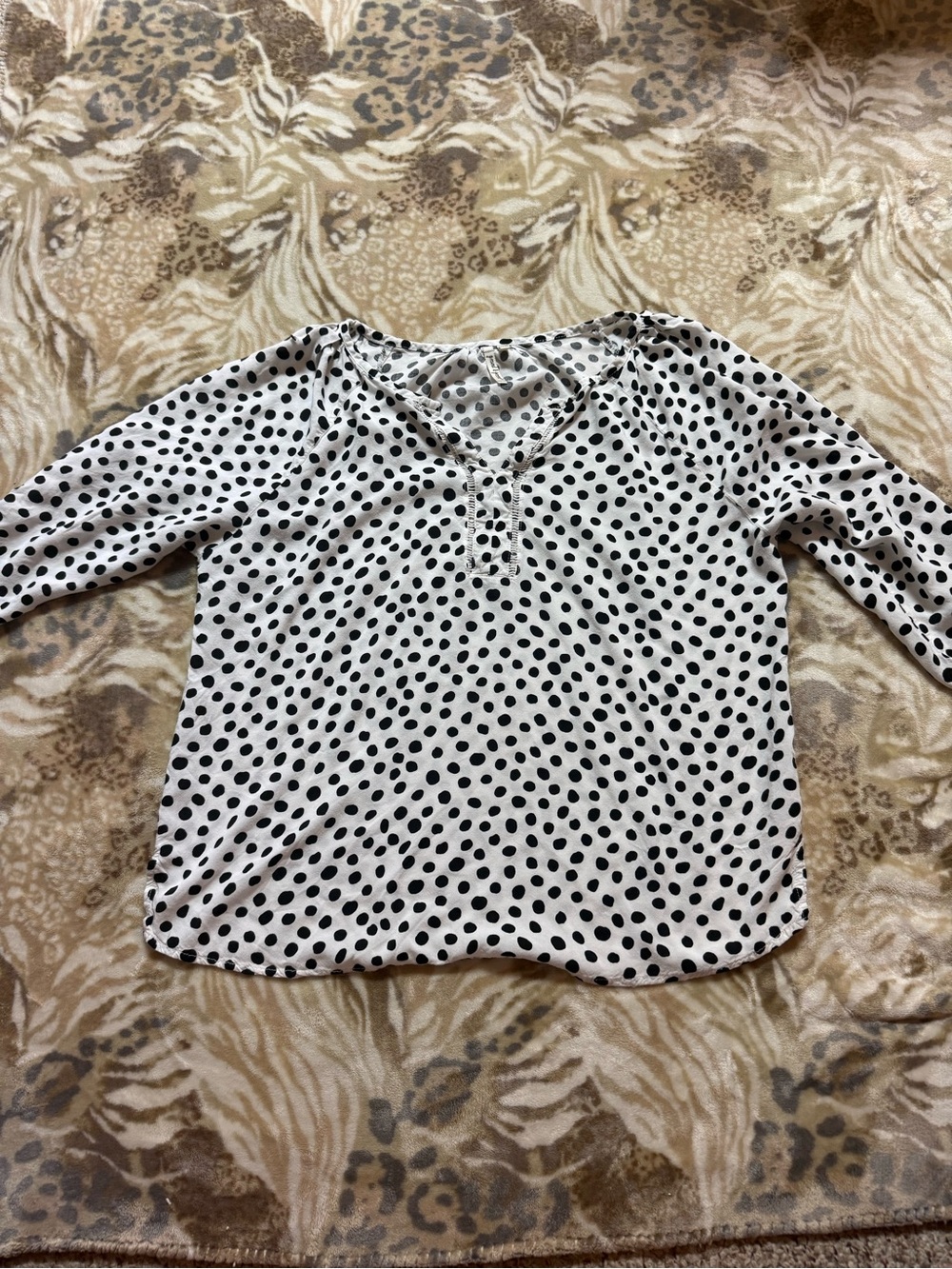 white and black polka dot blouse with 3/4 sleeves #polkadot #retro